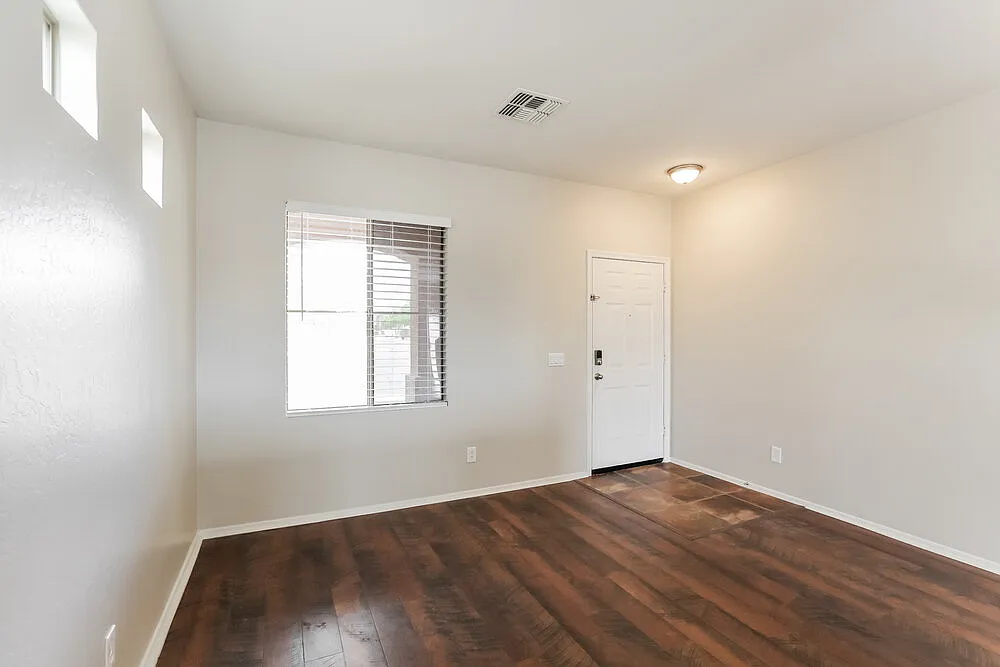 3 bed, 2.5 bath, 1947 sqft, $2,430 — Photo 4
