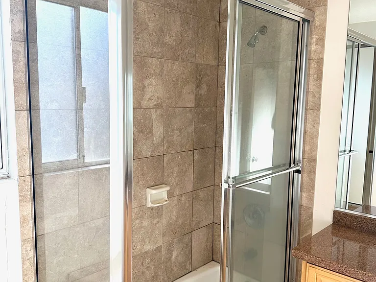 962 Granville Ave #9 — Photo 14