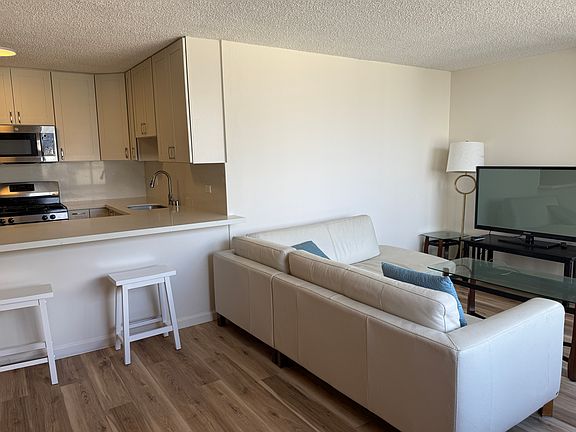 3rd image of 430 Lewers St #1204