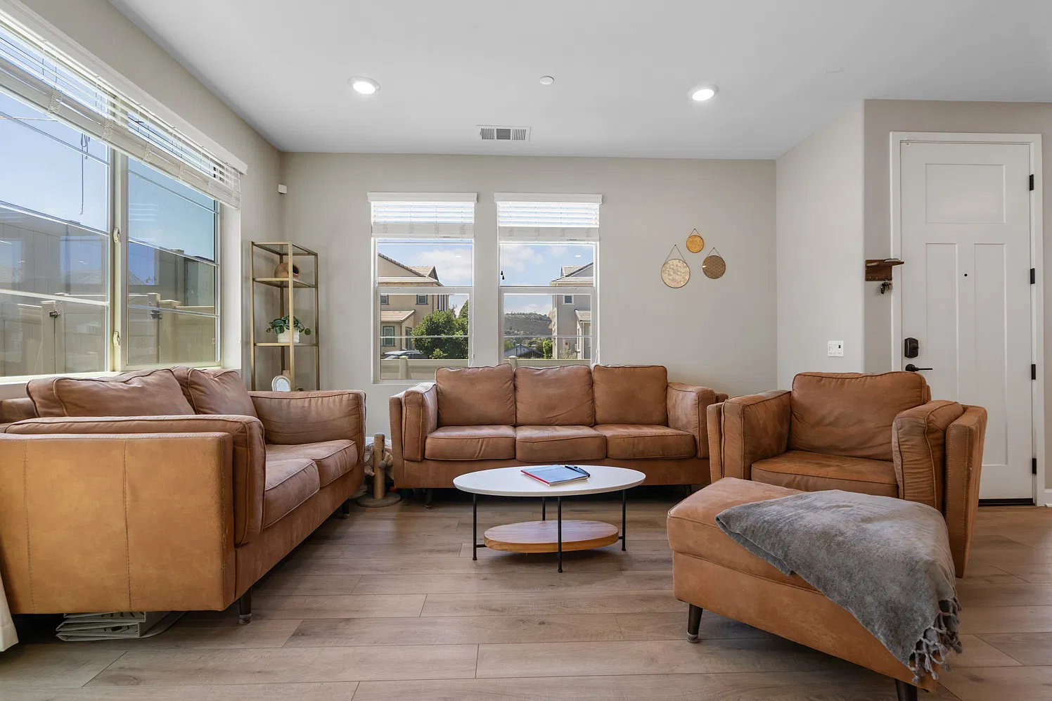 4 bed, 1986 sqft, $6,500 — Photo 1