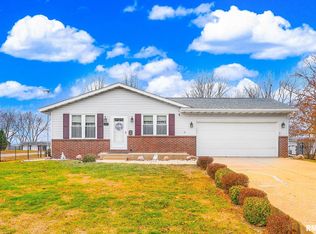 1011 S Washington St, Manito, IL 61546