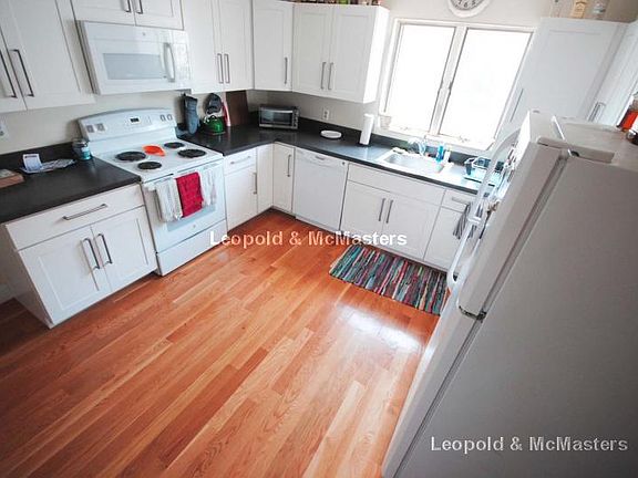 4th image of 59 Waverly St #2