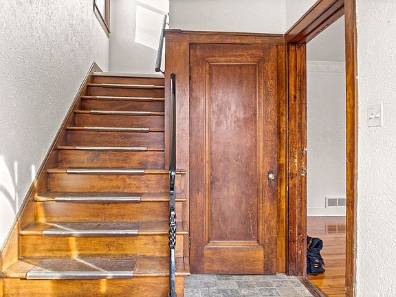 Shared entrance space (Stairs are to 22336 unit)