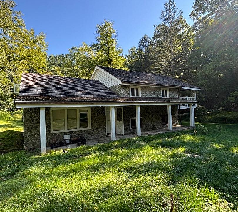 1st image of 301 Corrine Rd