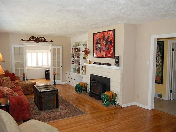 4th image of 2126 E Blackford Ave