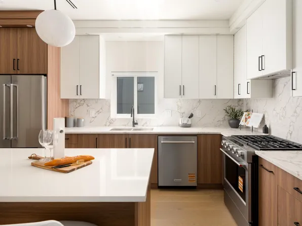 6176 Elgin Ave #2, Burnaby, BC V5H 3S4