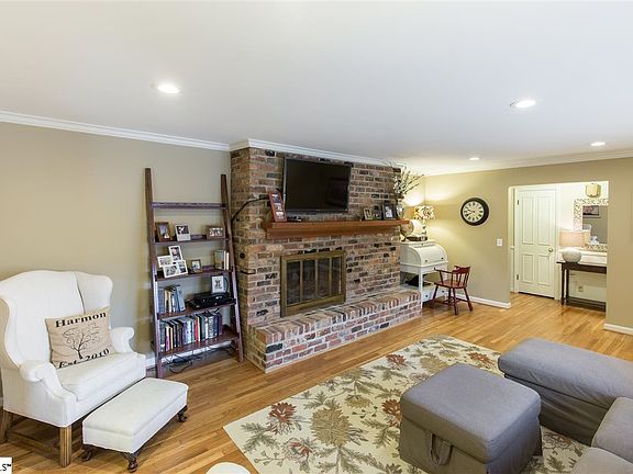 3rd image of 13 Rosemary Ln