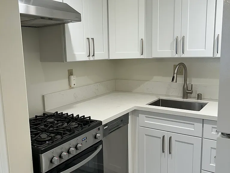 1924 Pelham Ave #101 — Photo 12