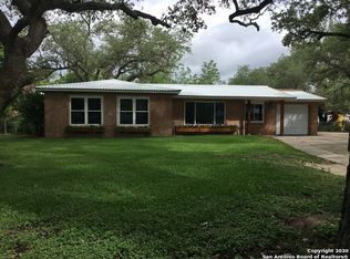 602 Mockingbird Ln, Devine, TX 78016