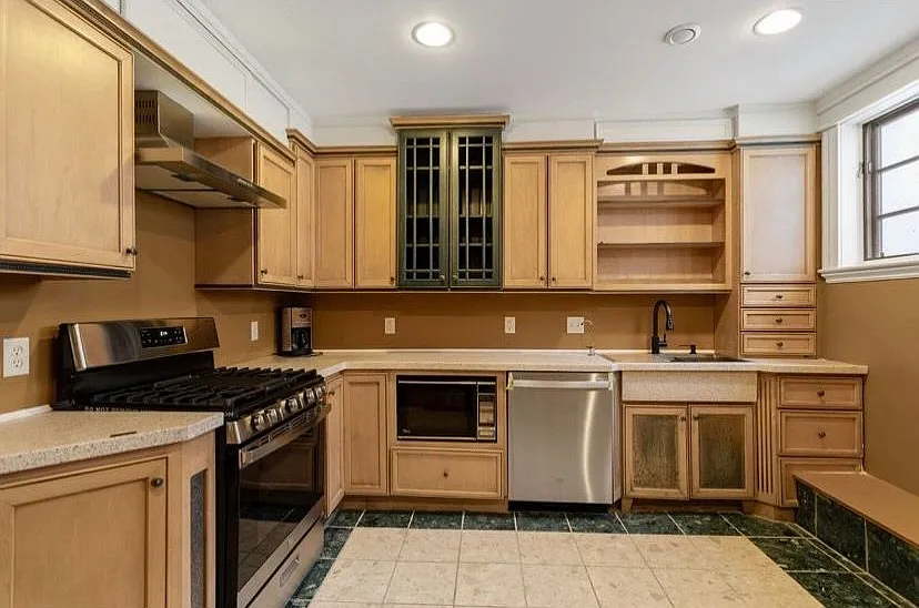 1208 James St — Photo 1