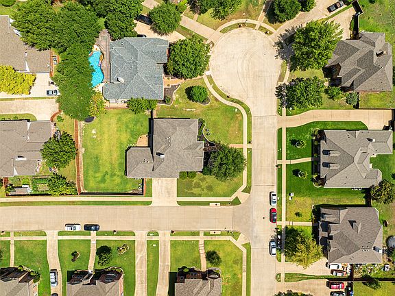 4th image of 711 Country Meadow Dr