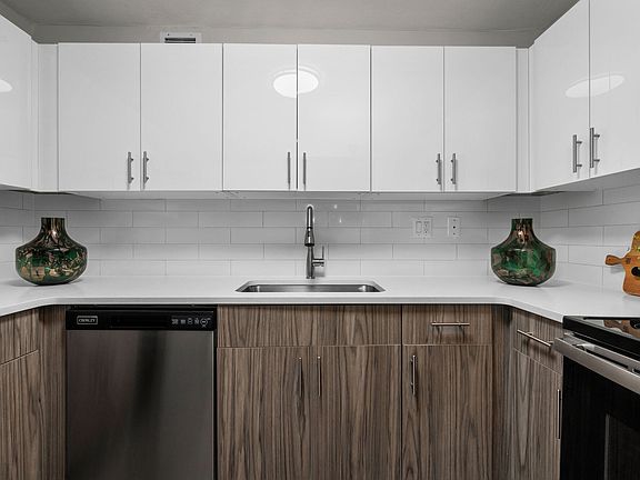 3rd image of 4400 Lindell Blvd APT 20F