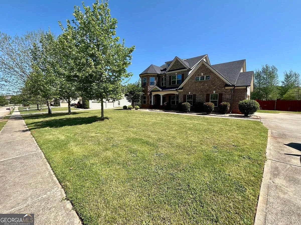 5 bed, 3.5 bath, 3684 sqft, $3,395 — Photo 2