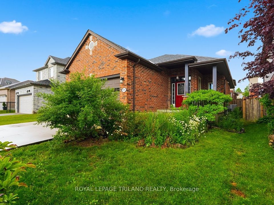 1st image of 989 Roulston Cres