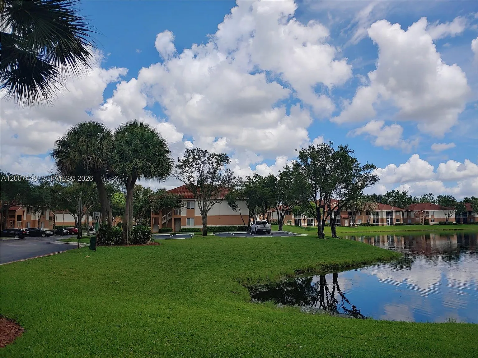 Colonnades Condo — Photo 2