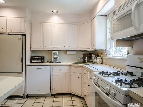 5th image of 1301 Surrey Ln