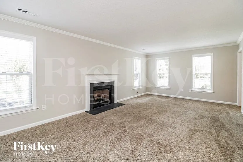 4 bed, 2.5 bath, 1960 sqft, $2,270 — Photo 2