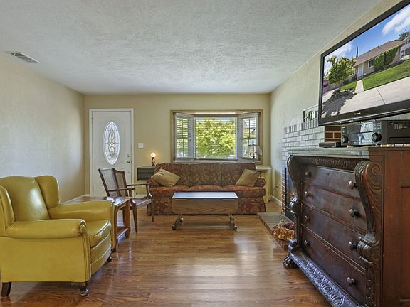 4th image of 1426 Park St