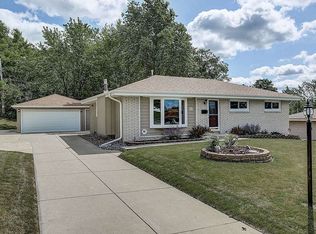 W180N9020 Leona Ln, Menomonee Falls, WI