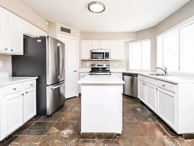 927 E Glenmere Dr — Photo 6