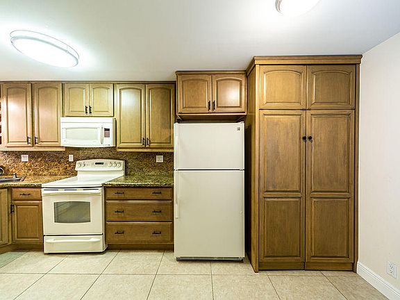 4th image of 6 Royal Palm Way #102