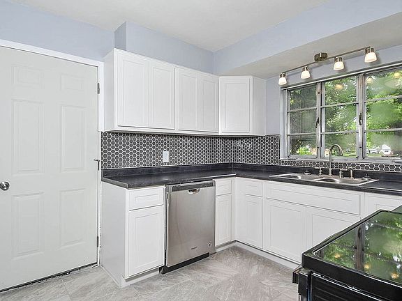 4th image of 321 Yarmouth Ln