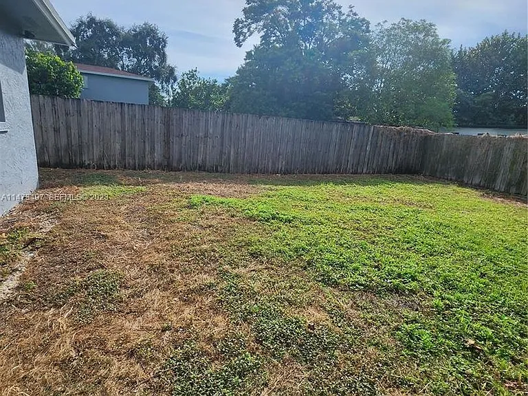12040 SW 214th Ter — Photo 16