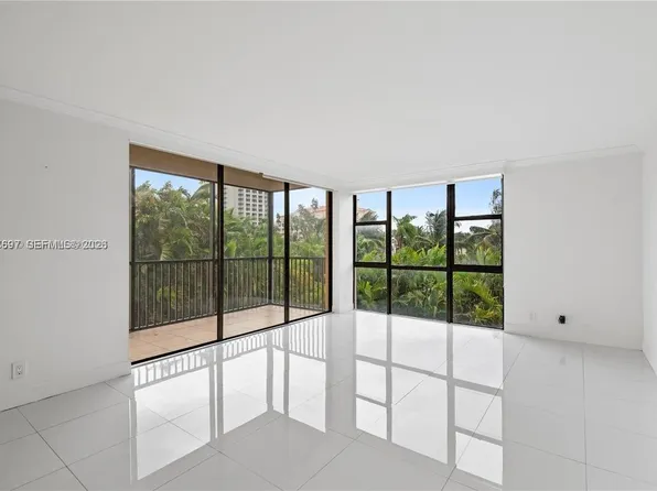 20335 N Country Club Dr, Aventura, FL