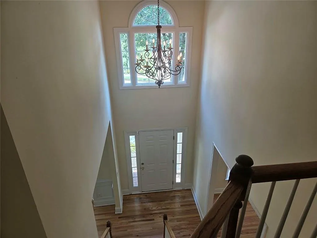 5 bed, 5.0 bath, 3636 sqft, $3,999 — Photo 2
