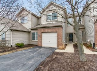 1052 Woodview Ct, Aurora, IL 60502