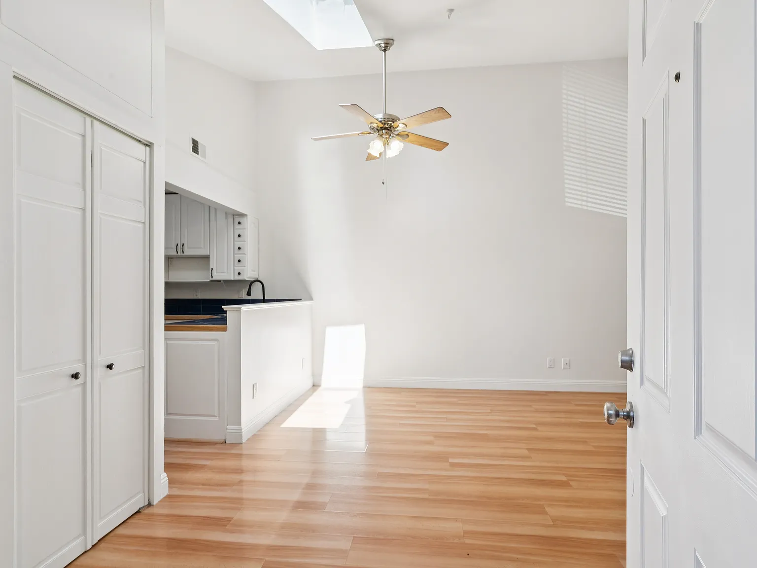 3 bed, 944 sqft, $2,700 — Photo 2