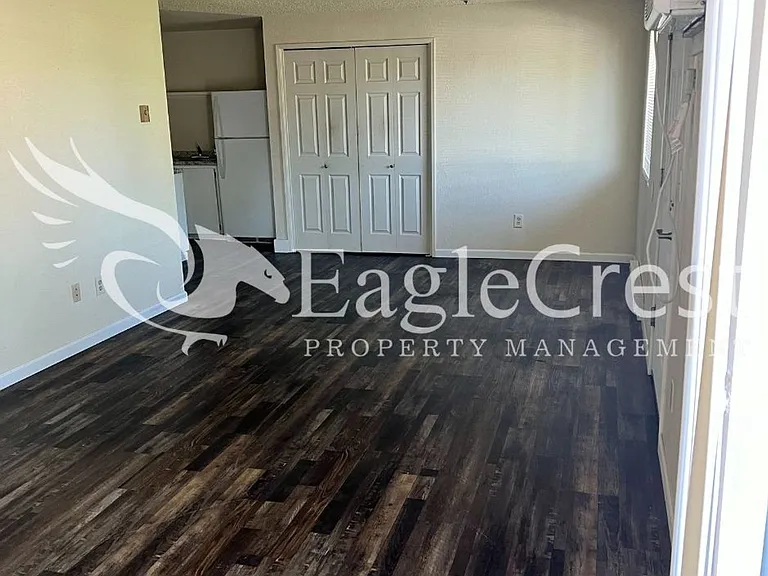 320 NE C St — Photo 5