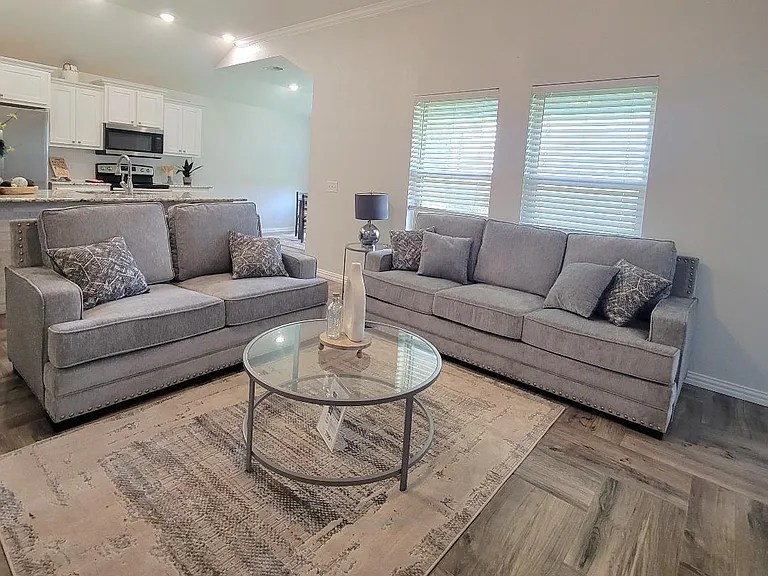 117 E Valley Dr — Photo 5