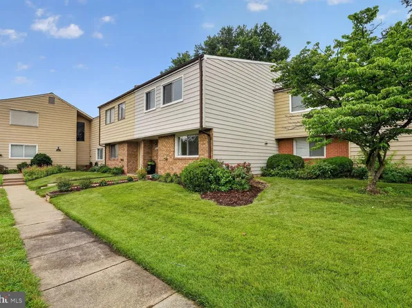 858 Dogwood Ct, Herndon, VA 20170
