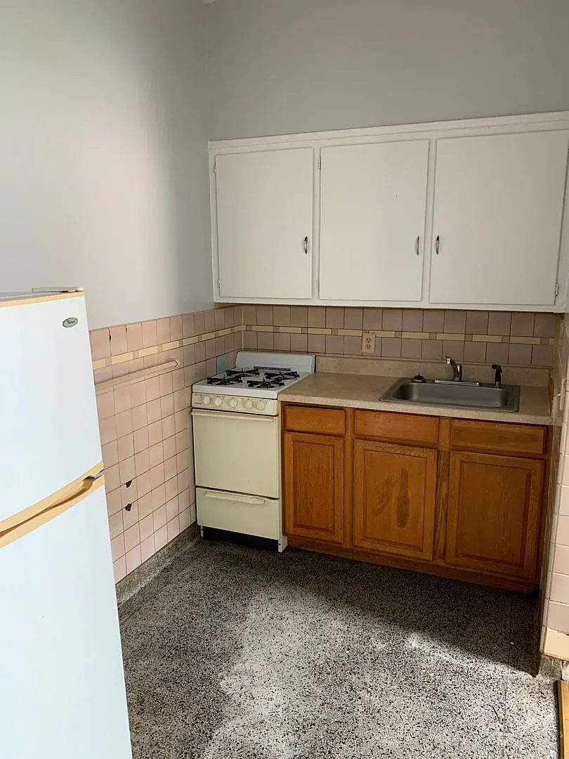 Large one room efficiency with large kitchen — Photo 3