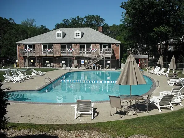 25 Farrwood Ave APT 4, North Andover, MA 01845