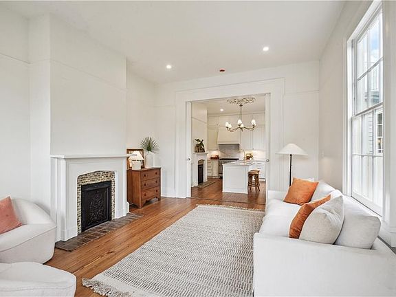 5th image of 1009 Pleasant St