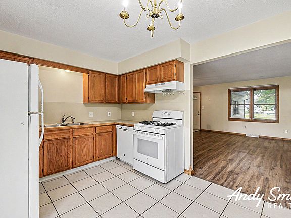 4th image of 400-402 60th St SE