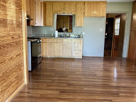 4th image of 219 Anderson Ln