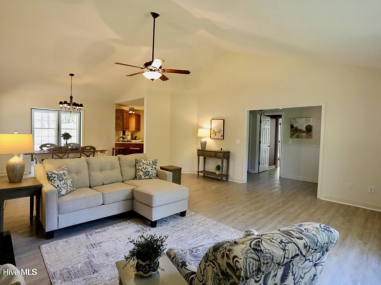 265 Longleaf Dr — Photo 5