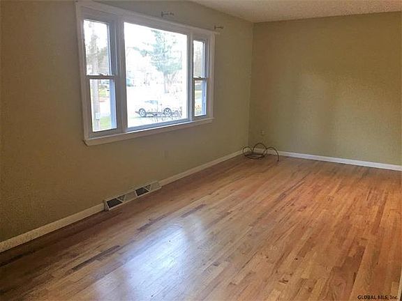 3rd image of 5 Lee Dr