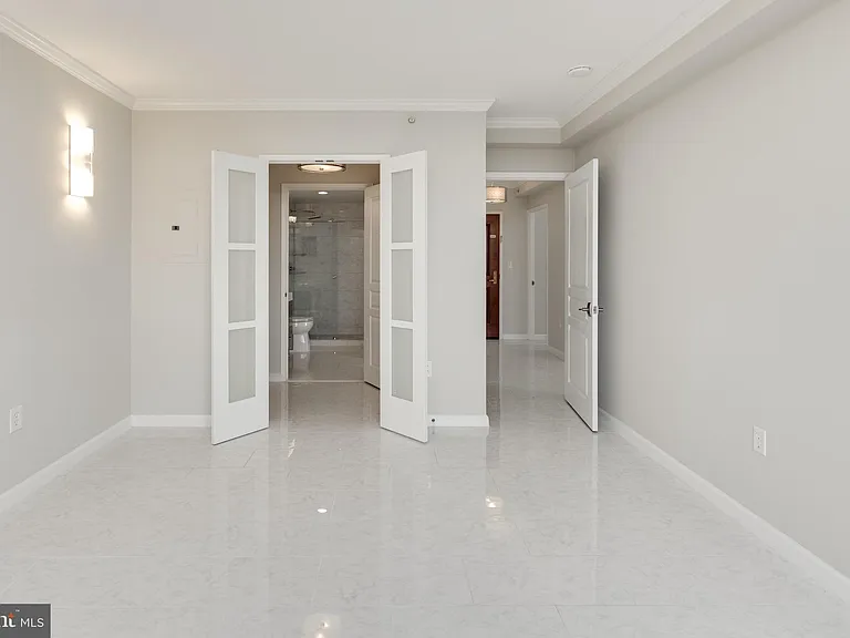 7111 Woodmont Ave #602 — Photo 21