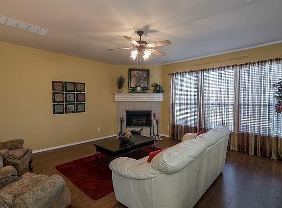 3rd image of 902 Langford Ct