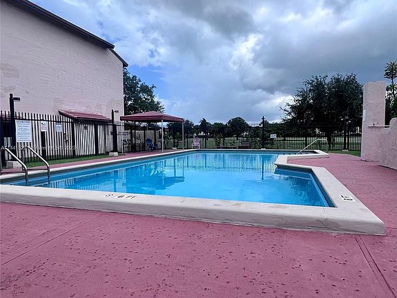 3rd image of 415 W Park Dr APT 202