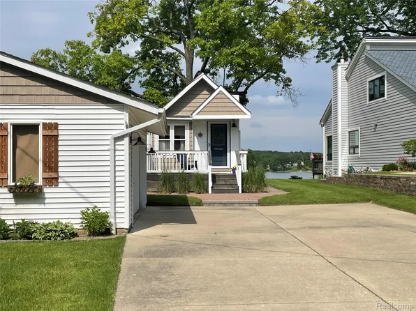 10470 King Rd, Davisburg, MI 48350