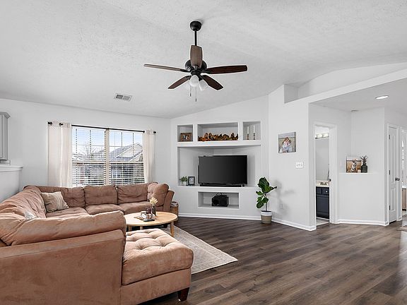 3rd image of 2901 Trailwood Ln