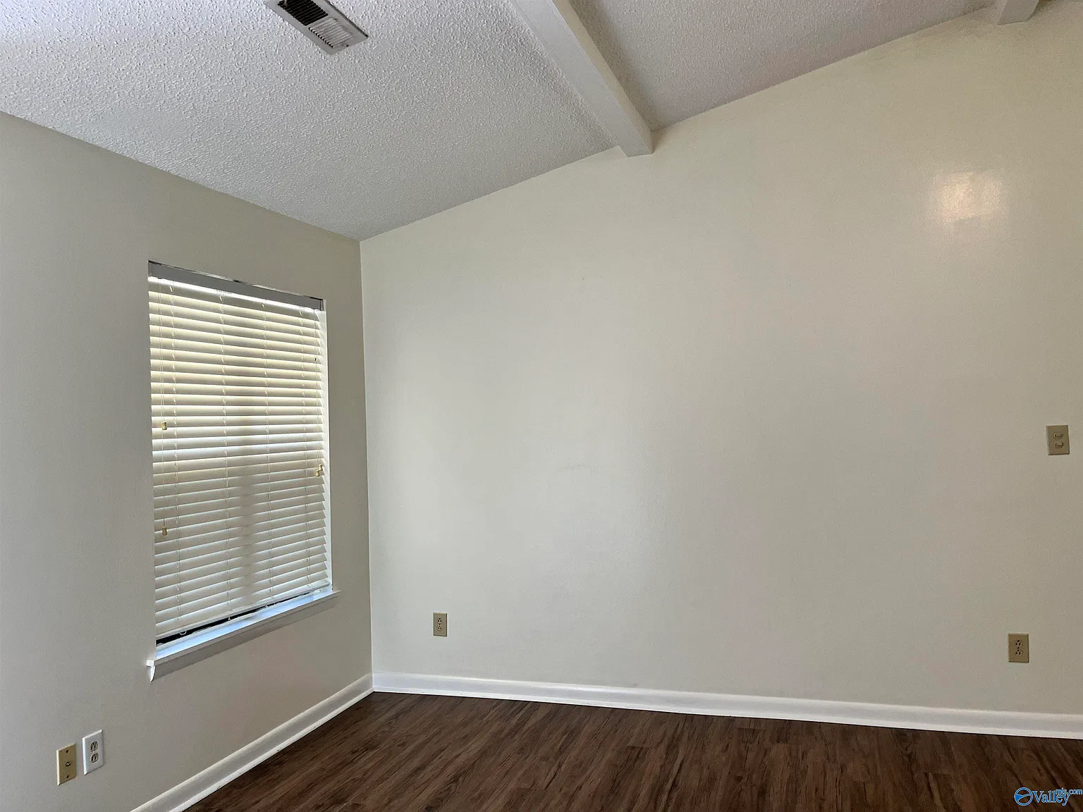 3 bed, 2.0 bath, 1090 sqft, $1,550 — Photo 3