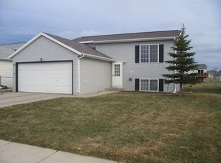 75 Evergreen Cir, West Fargo, ND 58078