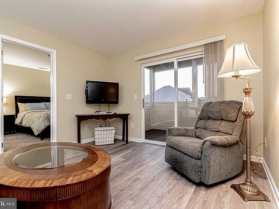 4th image of 17293 King Philip Way Unit 10