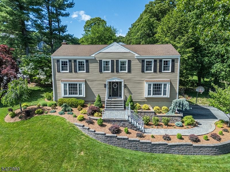 1st image of 1 TULIP LN